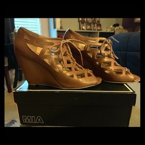 MIA 👡 laced wedges!